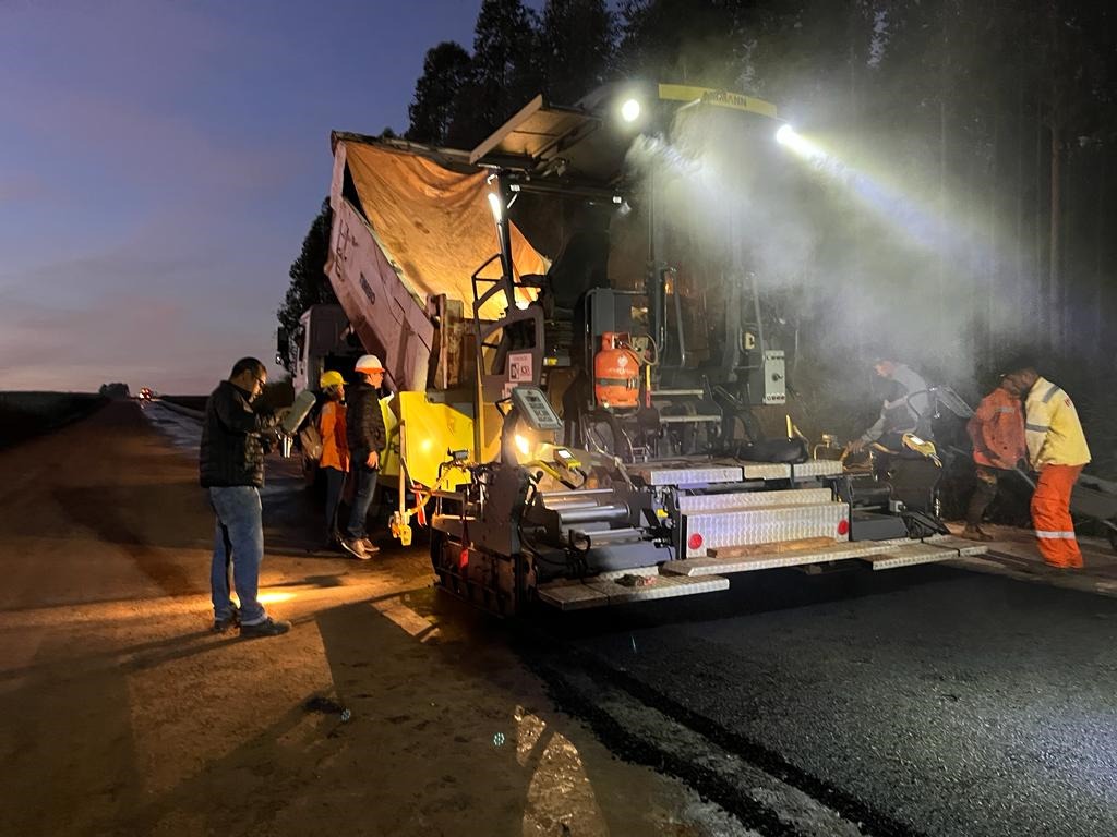 Registro oficial dos trabalhos de pavimentação do acesso a Bertoni em agosto de 2023
