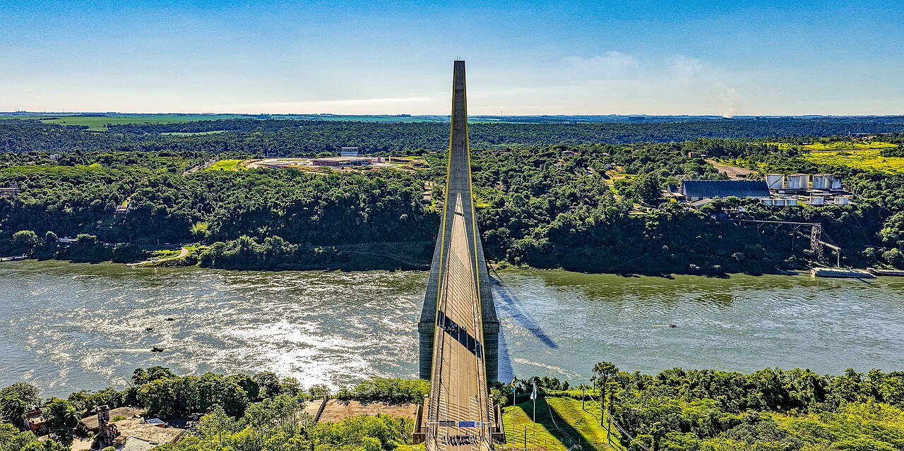 Vista aérea da Ponte da Integração e do rio Paraná entre Foz do Iguaçu e Presidente Franco